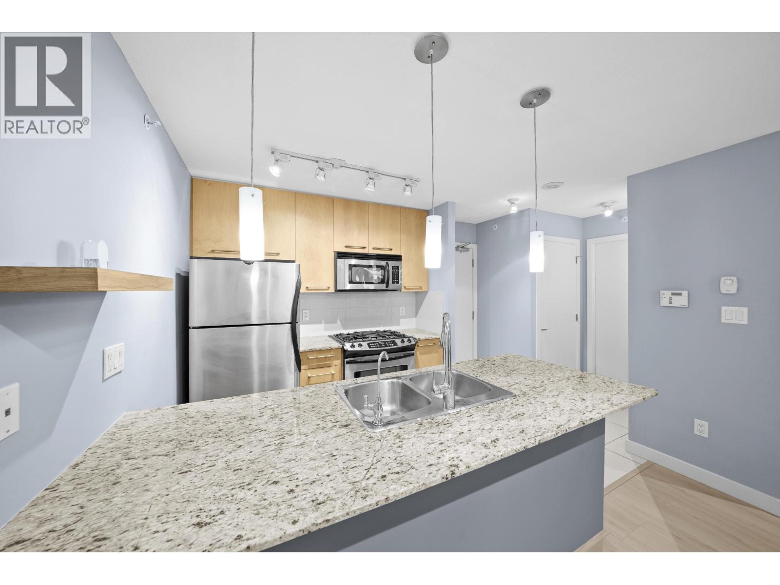 303 2979 Glen Drive, Coquitlam, British Columbia  V3B 0B2 - Photo 6 - R3057922