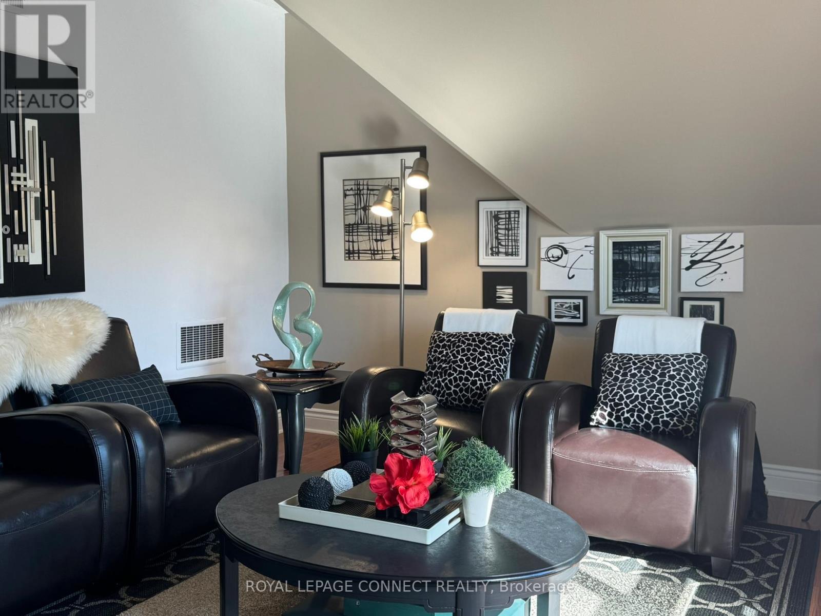 303 - 4872 Valley Way, Niagara Falls, Ontario  L2E 1W3 - Photo 4 - X12458960