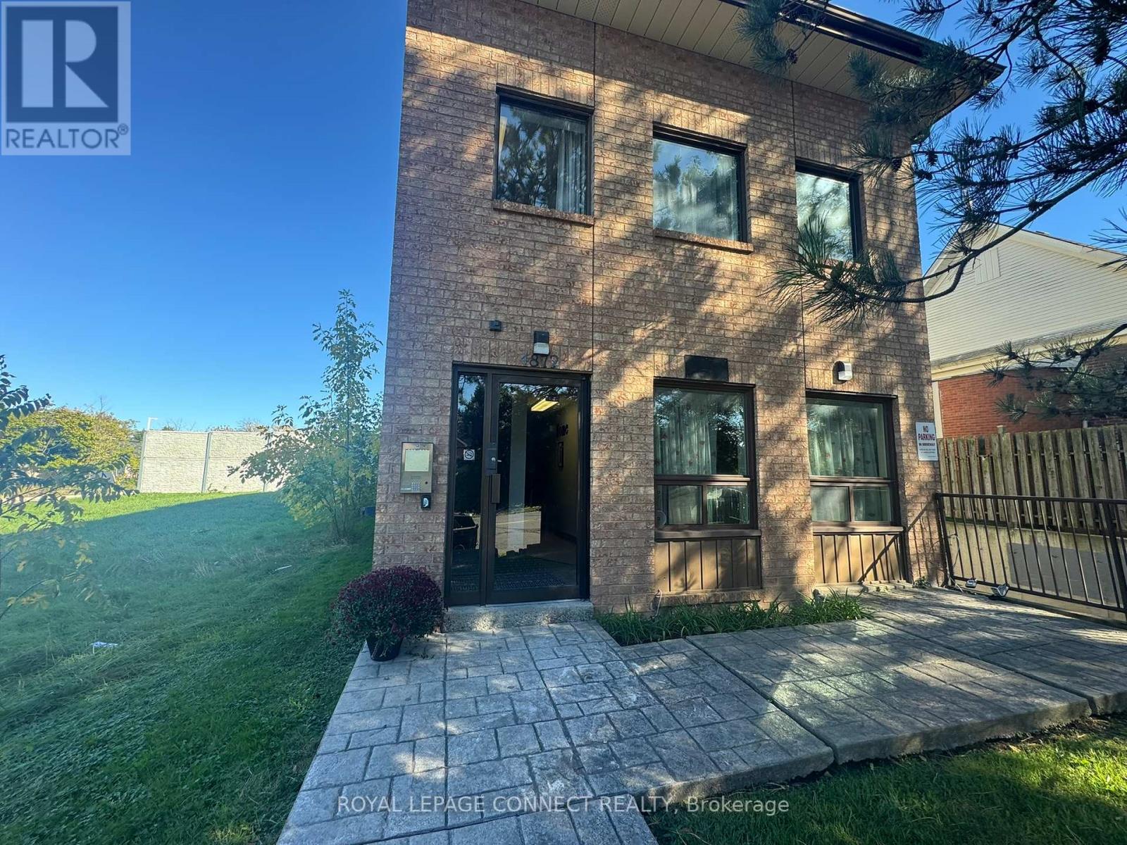 303 - 4872 Valley Way, Niagara Falls, Ontario  L2E 1W3 - Photo 2 - X12458960