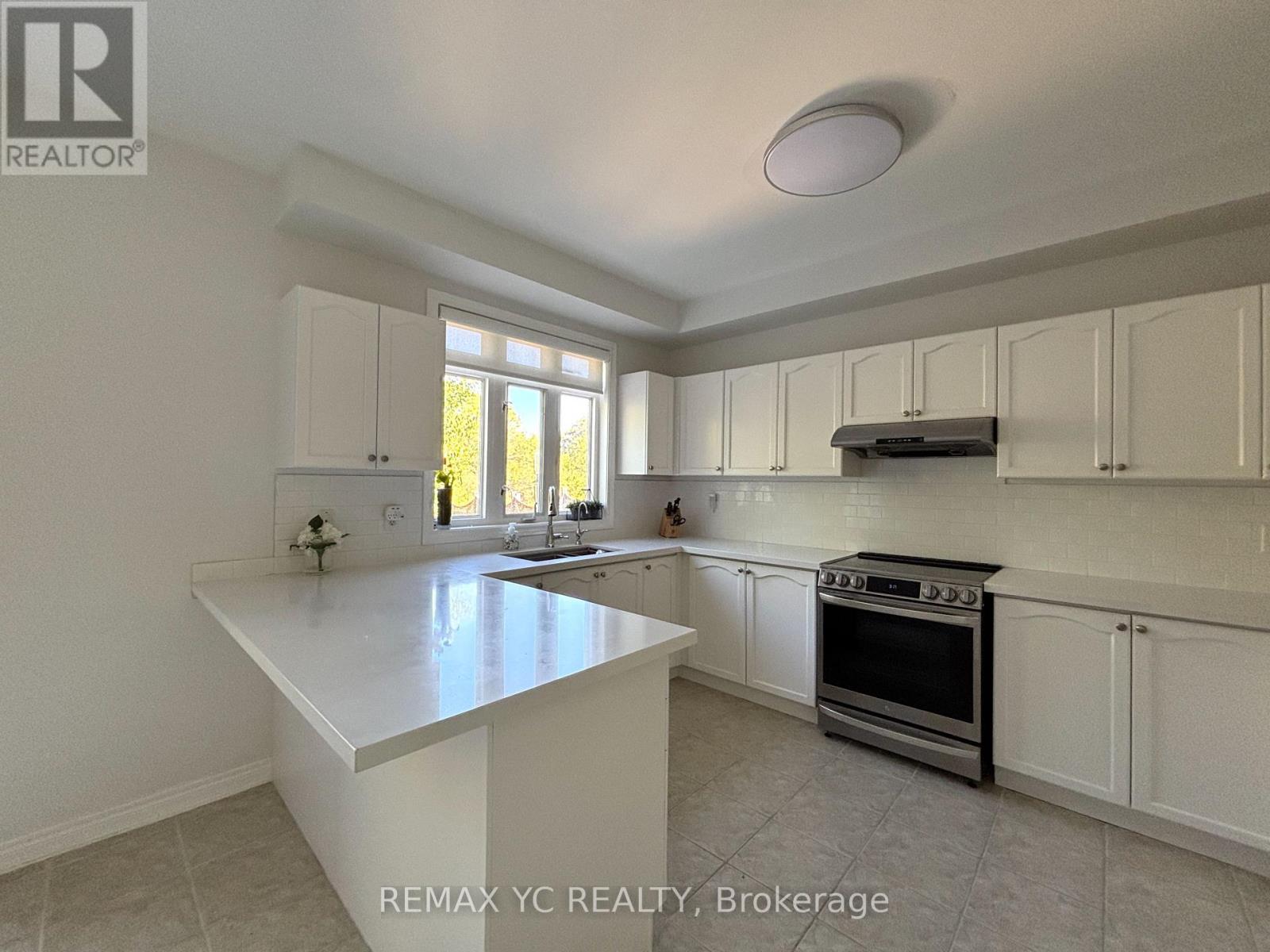 5 Shoshana Drive, Richmond Hill, Ontario  L4S 2N9 - Photo 4 - N12327295