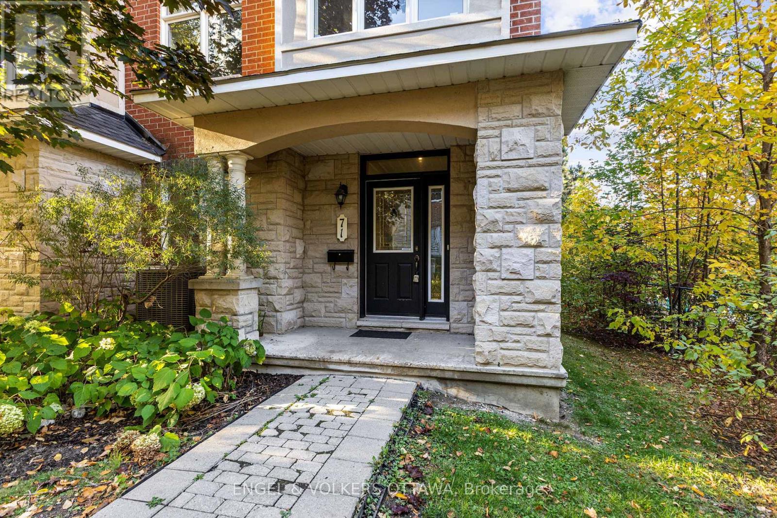 71 Metropole Private, Ottawa, Ontario  K1Z 1E7 - Photo 3 - X12461420