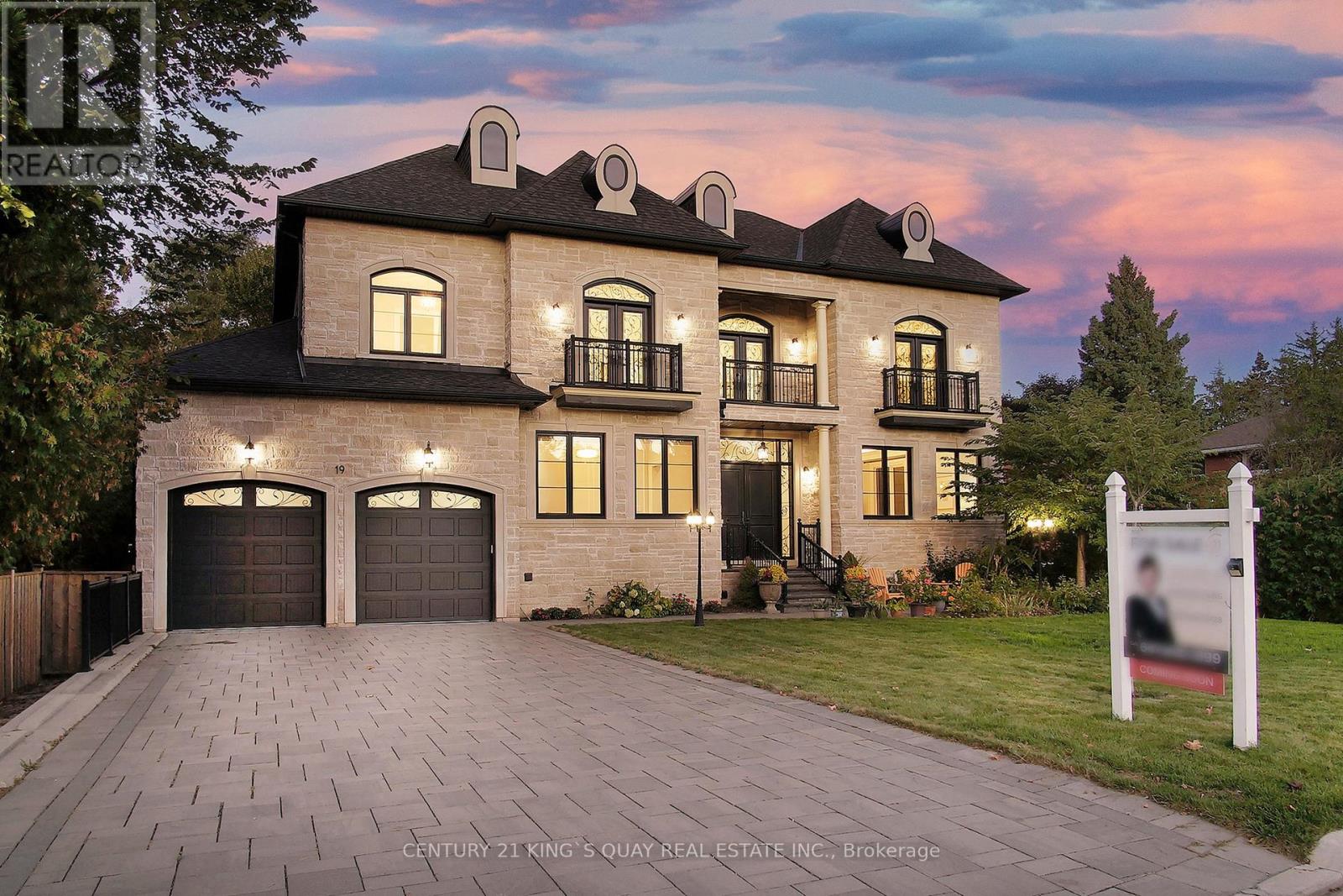 19 Blyth Street, Richmond Hill, Ontario  L4E 2Y2 - Photo 2 - N12461329