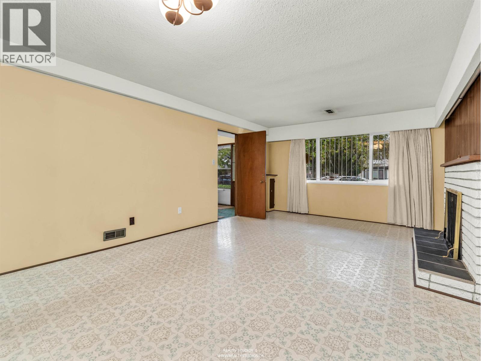 85 W 63rd Avenue, Vancouver, British Columbia  V5X 2H7 - Photo 5 - R3058119