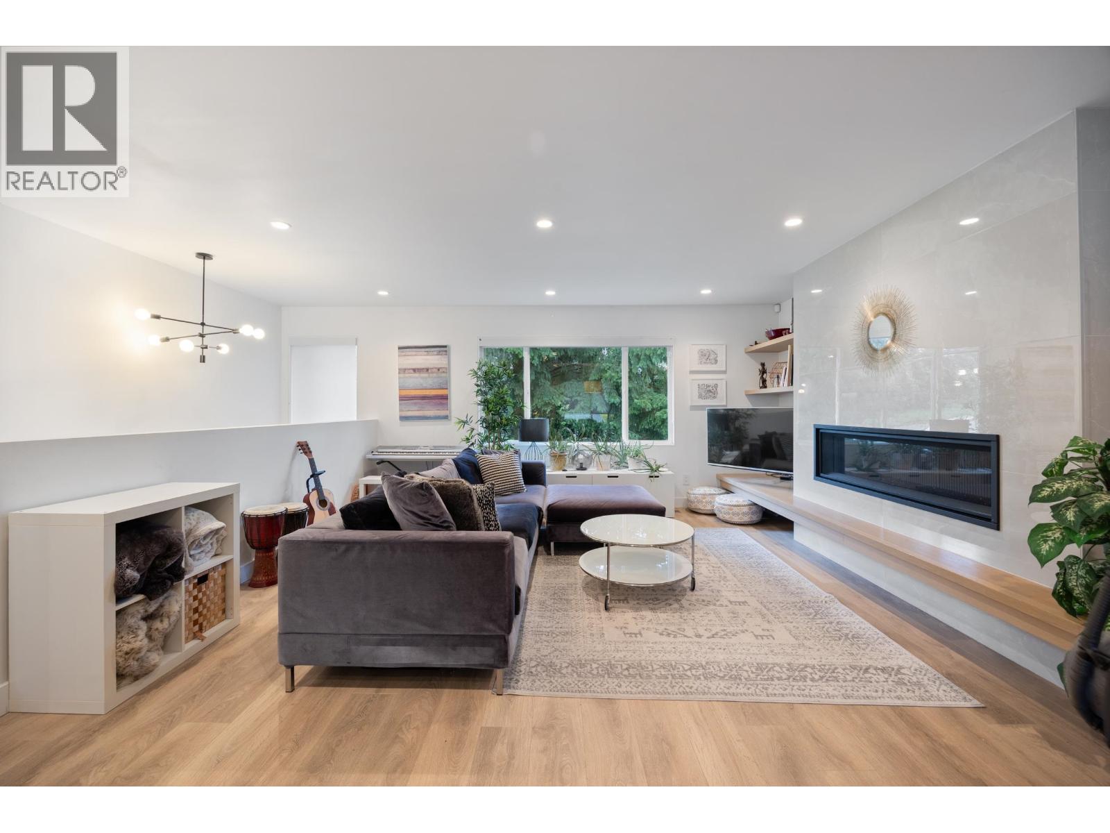 4931 Woodsworth Street, Burnaby, British Columbia  V5G 1S3 - Photo 5 - R3058034