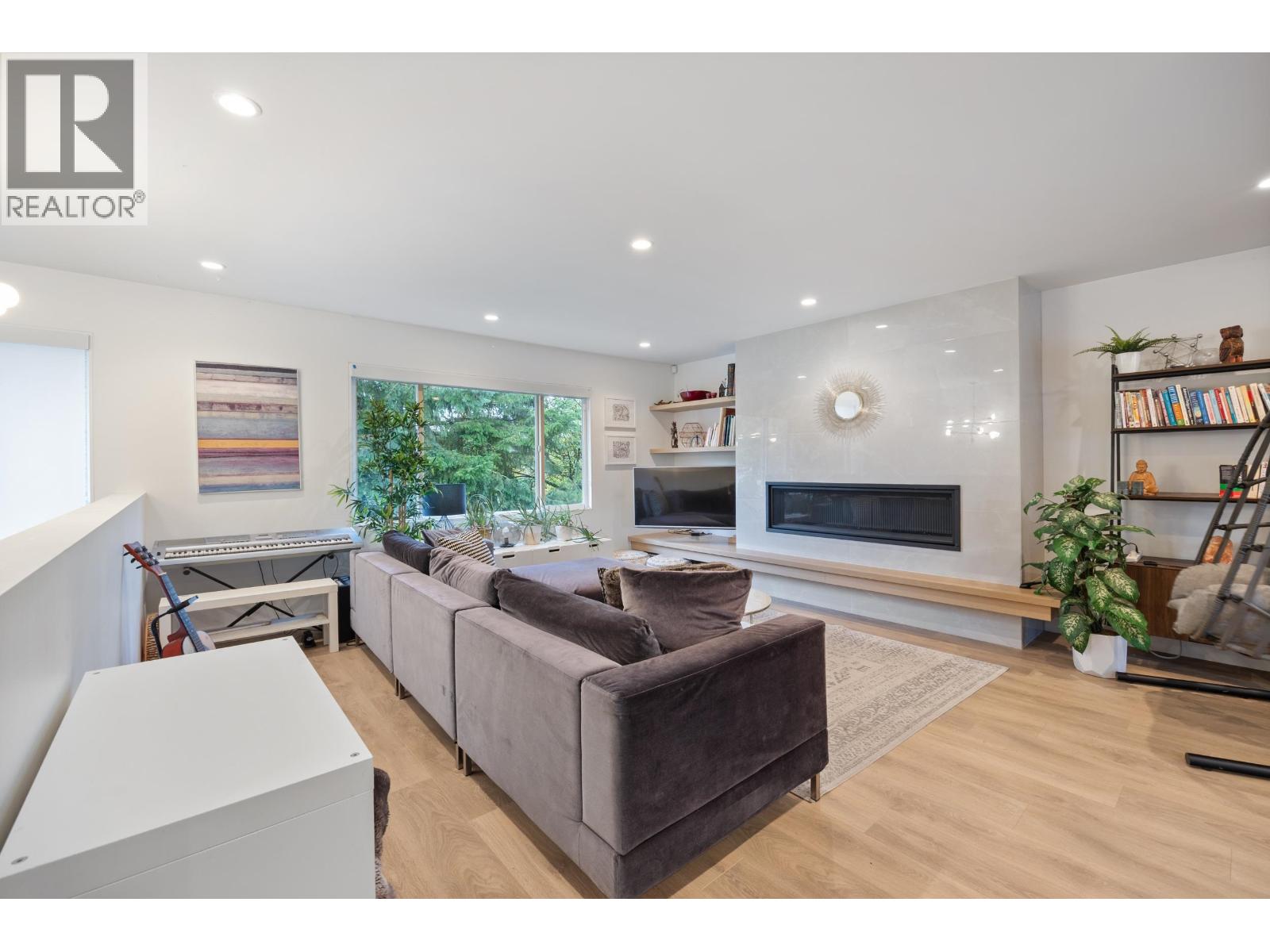 4931 Woodsworth Street, Burnaby, British Columbia  V5G 1S3 - Photo 4 - R3058034