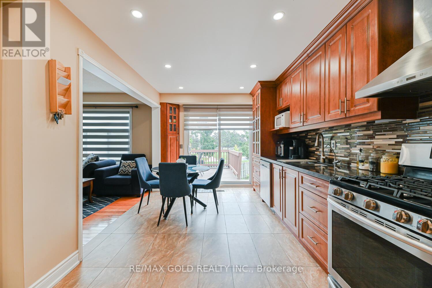 22 Niagara Place, Brampton (Westgate), Ontario  L6S 4Z1 - Photo 10 - W12461291