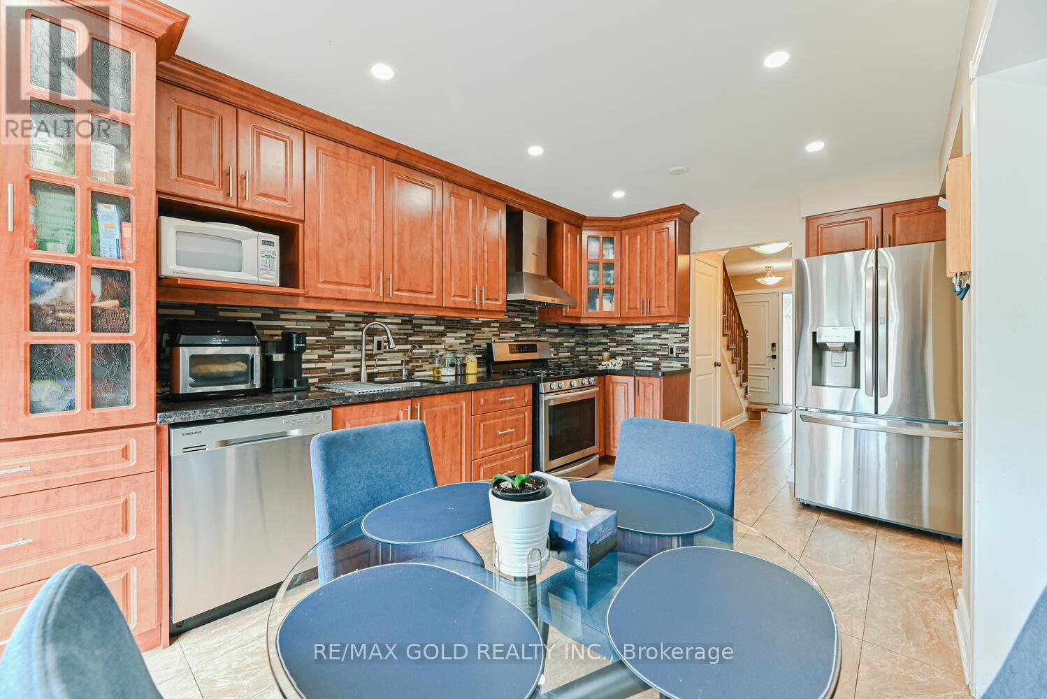 22 Niagara Place, Brampton (Westgate), Ontario  L6S 4Z1 - Photo 11 - W12461291
