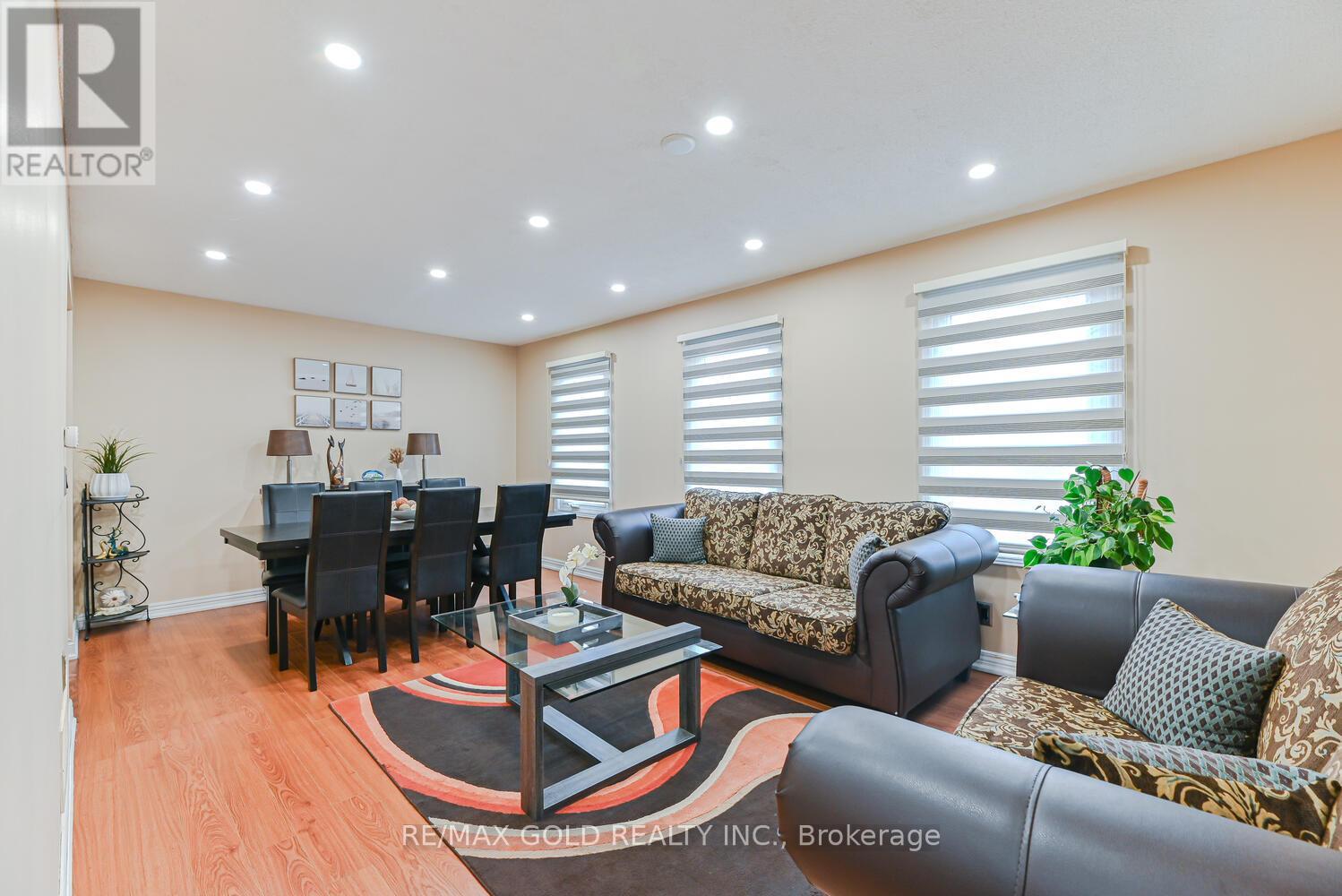 22 Niagara Place, Brampton (Westgate), Ontario  L6S 4Z1 - Photo 4 - W12461291
