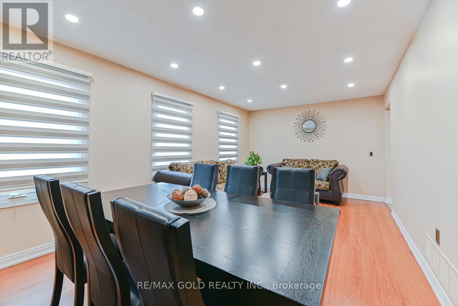 22 Niagara Place, Brampton (Westgate), Ontario  L6S 4Z1 - Photo 5 - W12461291