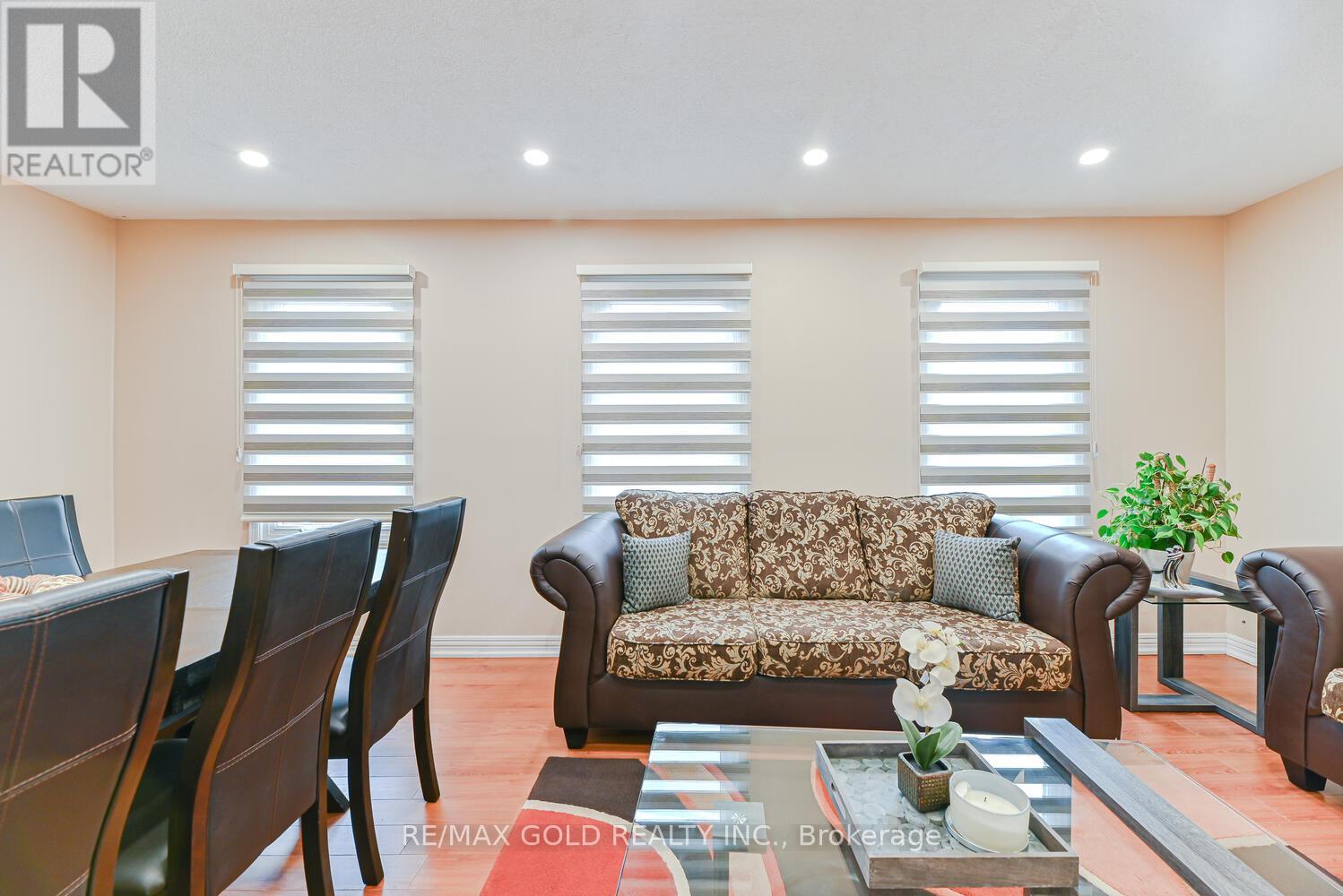22 Niagara Place, Brampton (Westgate), Ontario  L6S 4Z1 - Photo 8 - W12461291