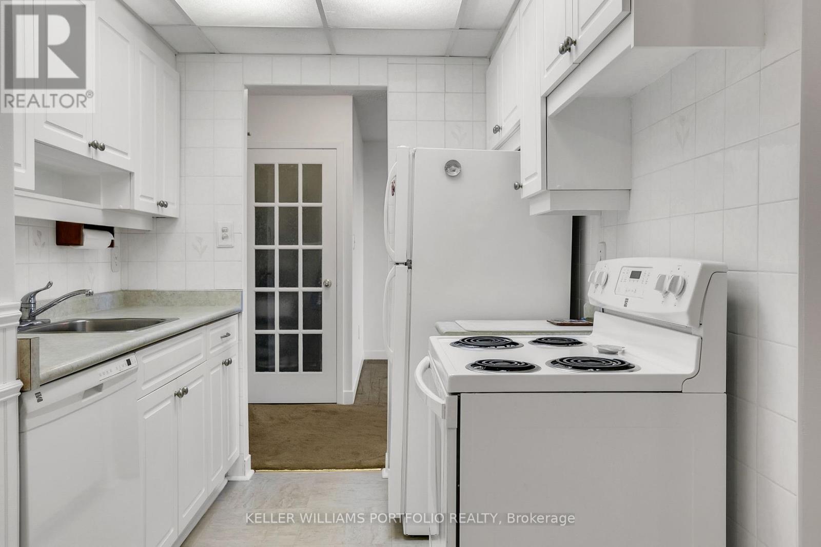 710 - 820 Burnhamthorpe Road, Toronto (Markland Wood), Ontario  M9C 4W2 - Photo 10 - W12461332
