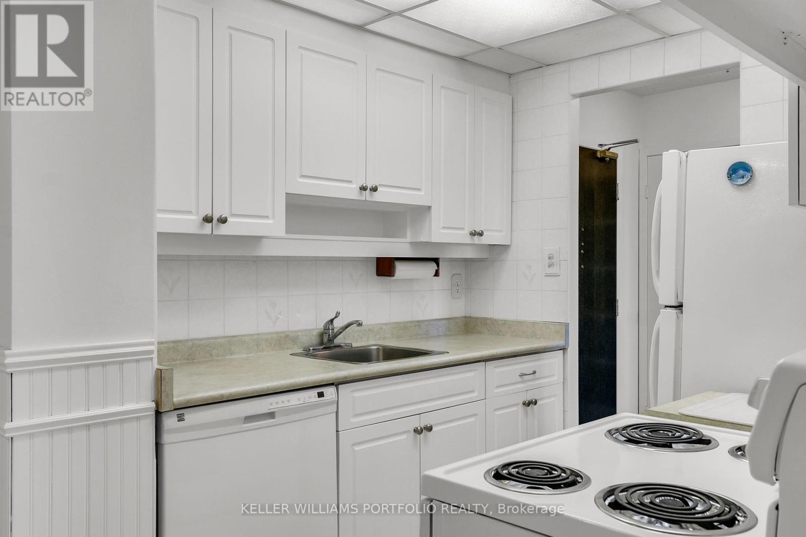 710 - 820 Burnhamthorpe Road, Toronto (Markland Wood), Ontario  M9C 4W2 - Photo 11 - W12461332