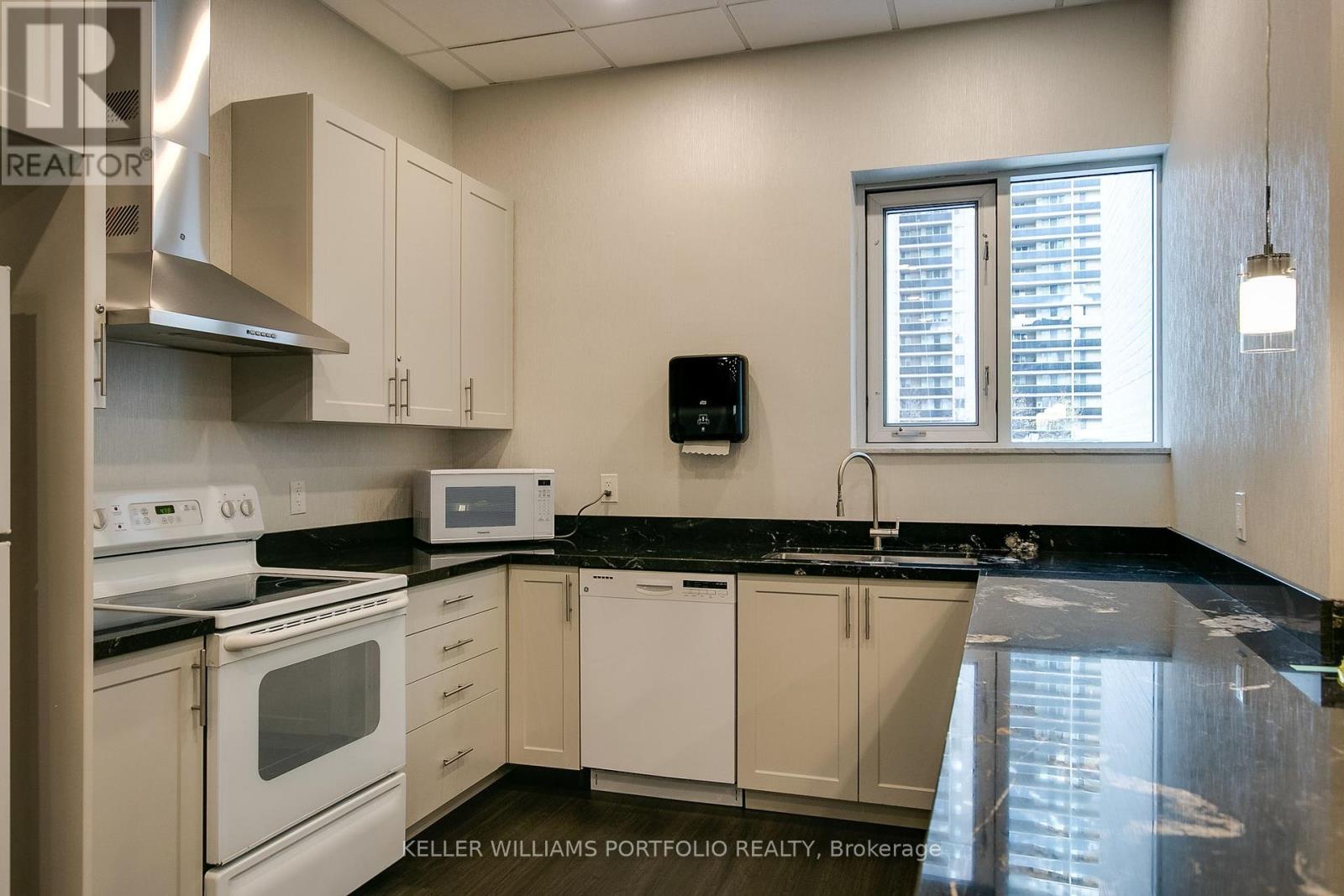 710 - 820 Burnhamthorpe Road, Toronto (Markland Wood), Ontario  M9C 4W2 - Photo 35 - W12461332
