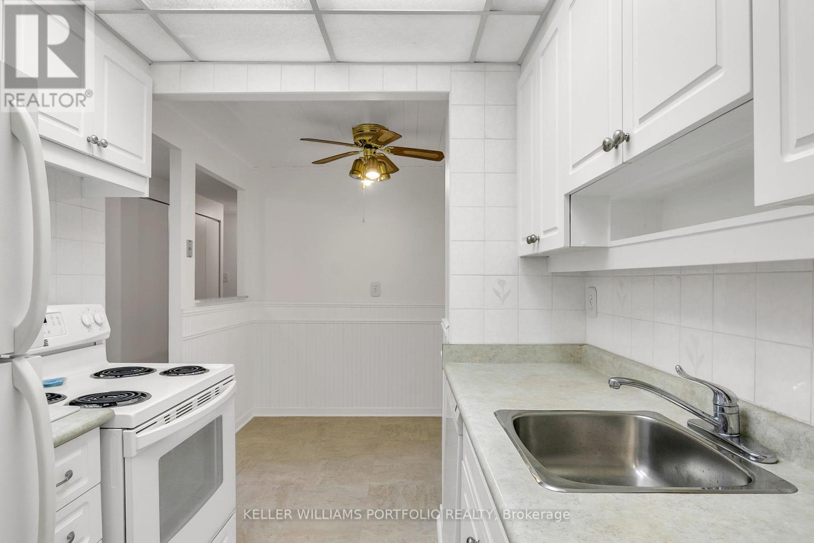 710 - 820 Burnhamthorpe Road, Toronto (Markland Wood), Ontario  M9C 4W2 - Photo 9 - W12461332