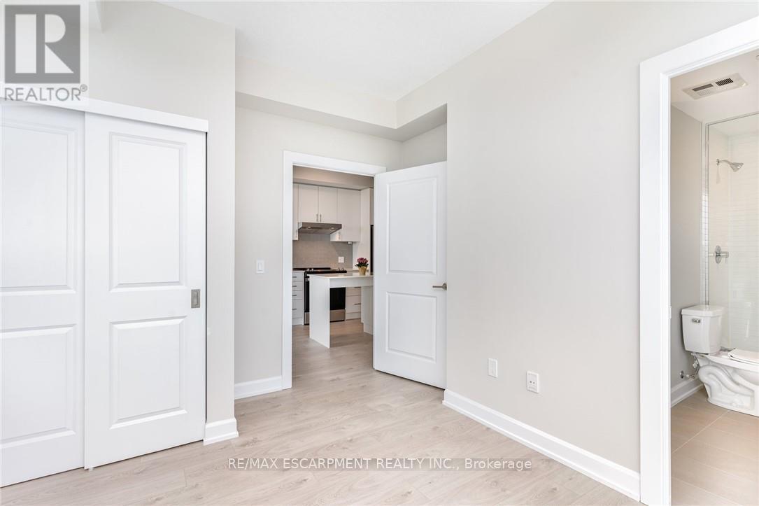 1702 - 3220 William Coltson Avenue, Oakville, Ontario  L6H 7X9 - Photo 9 - W12461353
