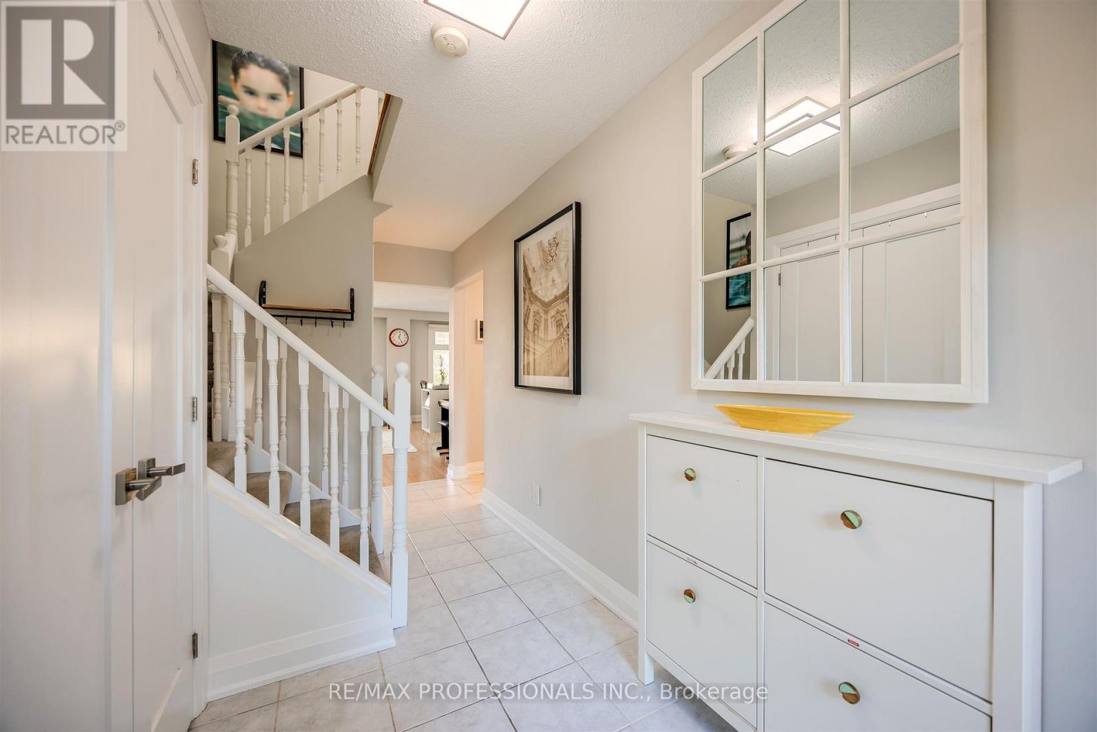 1063 Raintree Lane, Mississauga (Lorne Park), Ontario  L5H 4A1 - Photo 5 - W12461389