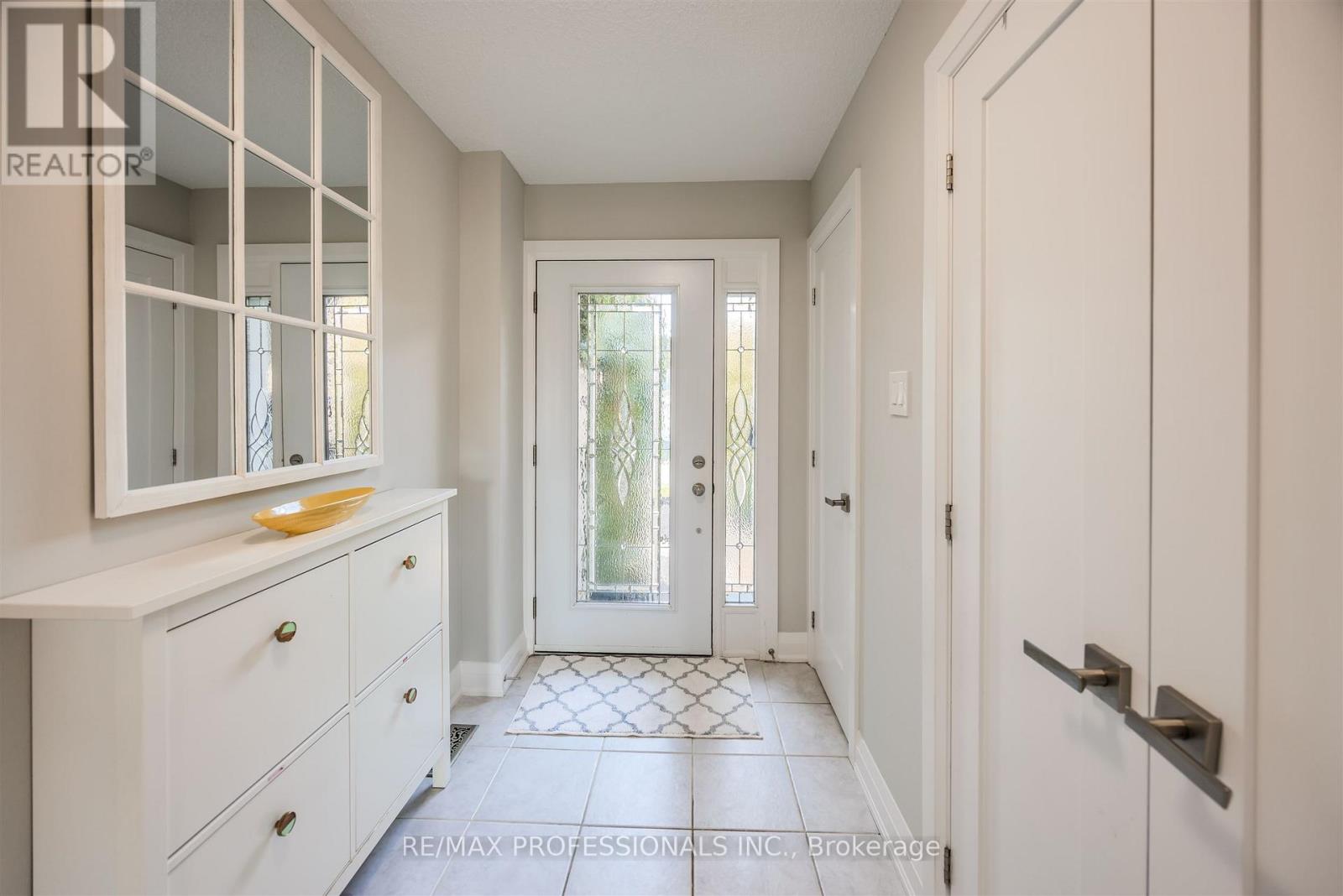 1063 Raintree Lane, Mississauga (Lorne Park), Ontario  L5H 4A1 - Photo 6 - W12461389