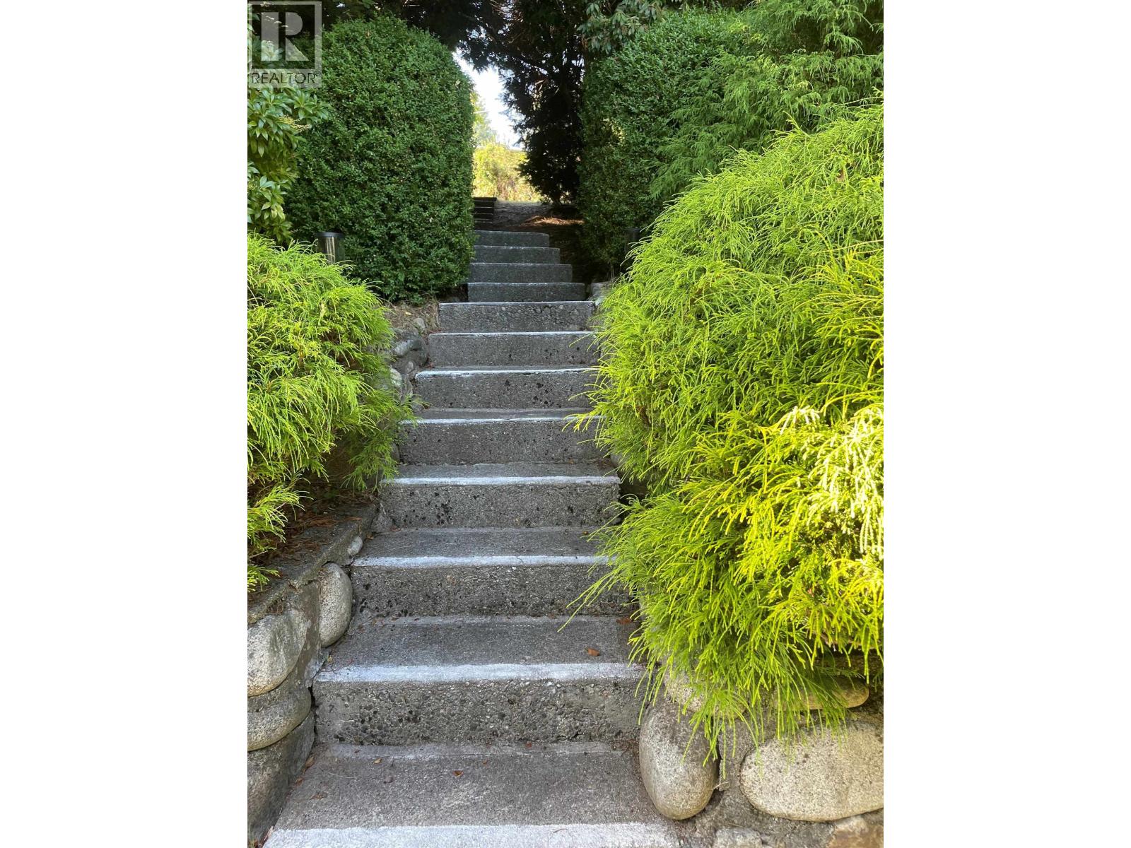 903 E Keith Road, North Vancouver, British Columbia  V7L 1X1 - Photo 4 - R3048174