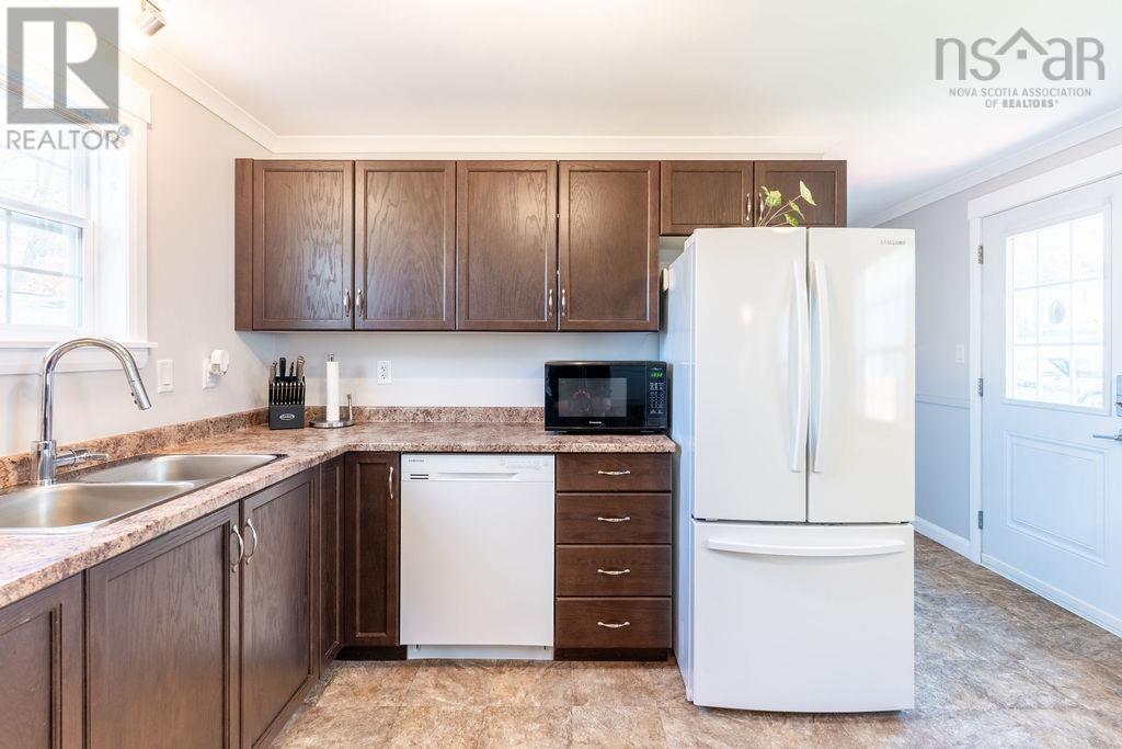 303 Ioney Hill, Beaver Bank, Nova Scotia  B4E 1M6 - Photo 4 - 202525706