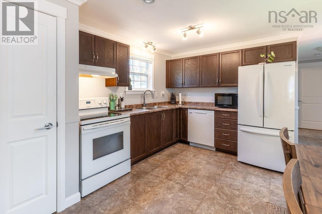 303 Ioney Hill, Beaver Bank, Nova Scotia  B4E 1M6 - Photo 5 - 202525706