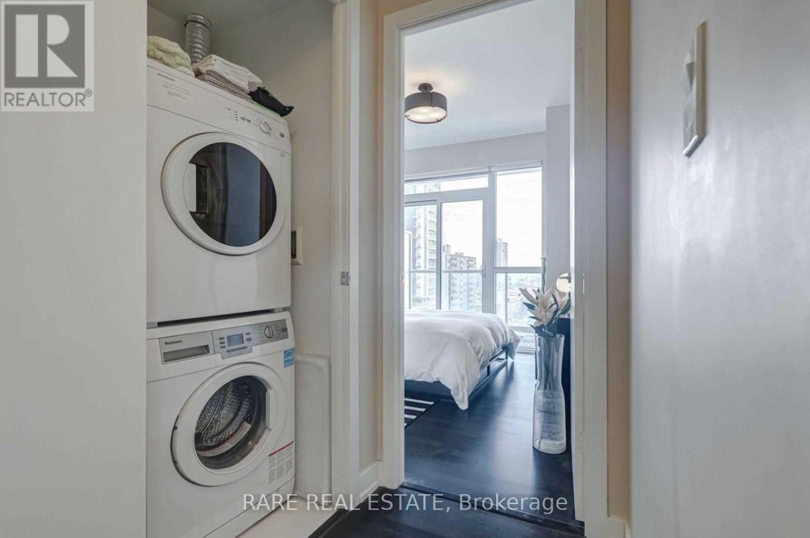 902 - 501 St Clair Avenue W, Toronto, Ontario  M5P 0A2 - Photo 8 - C12461462