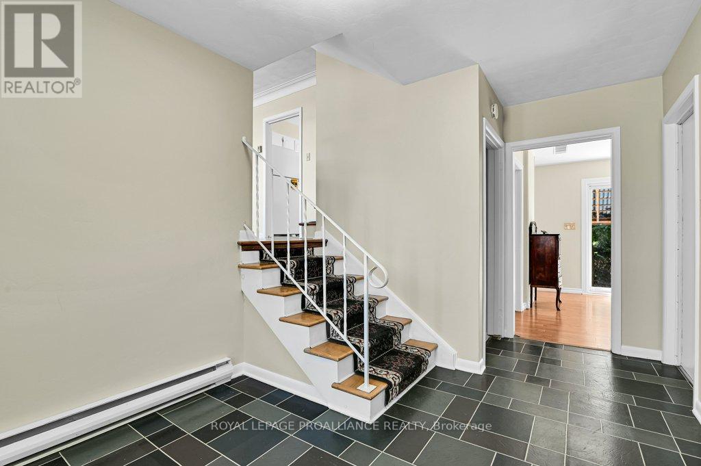 42 Davison Avenue, Brockville, Ontario  K6V 3C2 - Photo 4 - X12461519