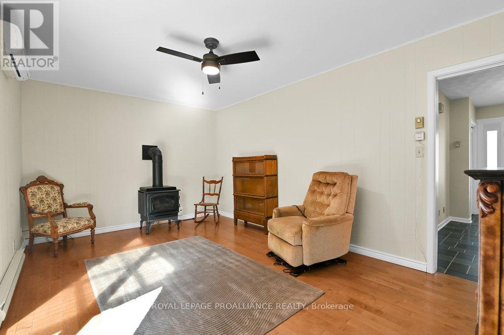 42 Davison Avenue, Brockville, Ontario  K6V 3C2 - Photo 6 - X12461519