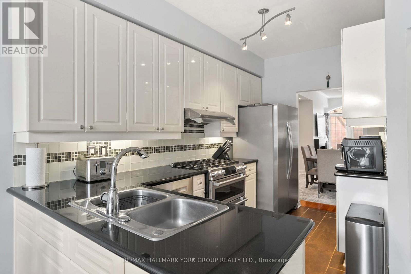 Unit 10 - 38 Hunt Avenue, Richmond Hill, Ontario  L4C 0J7 - Photo 6 - N12461425