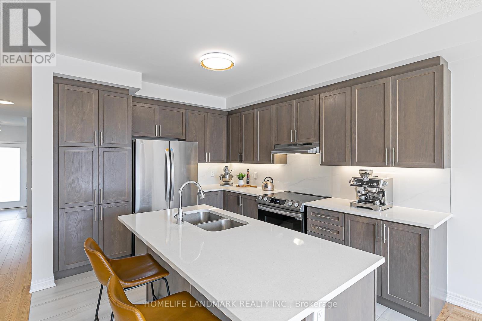135 Lageer Drive, Whitchurch-Stouffville, Ontario  L4A 4V2 - Photo 5 - N12461440