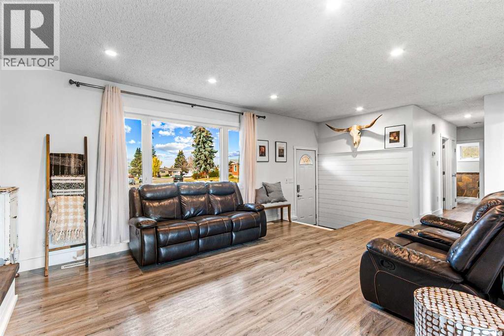 6 Mt View Close, Olds, Alberta  T4H 1B7 - Photo 7 - A2261692