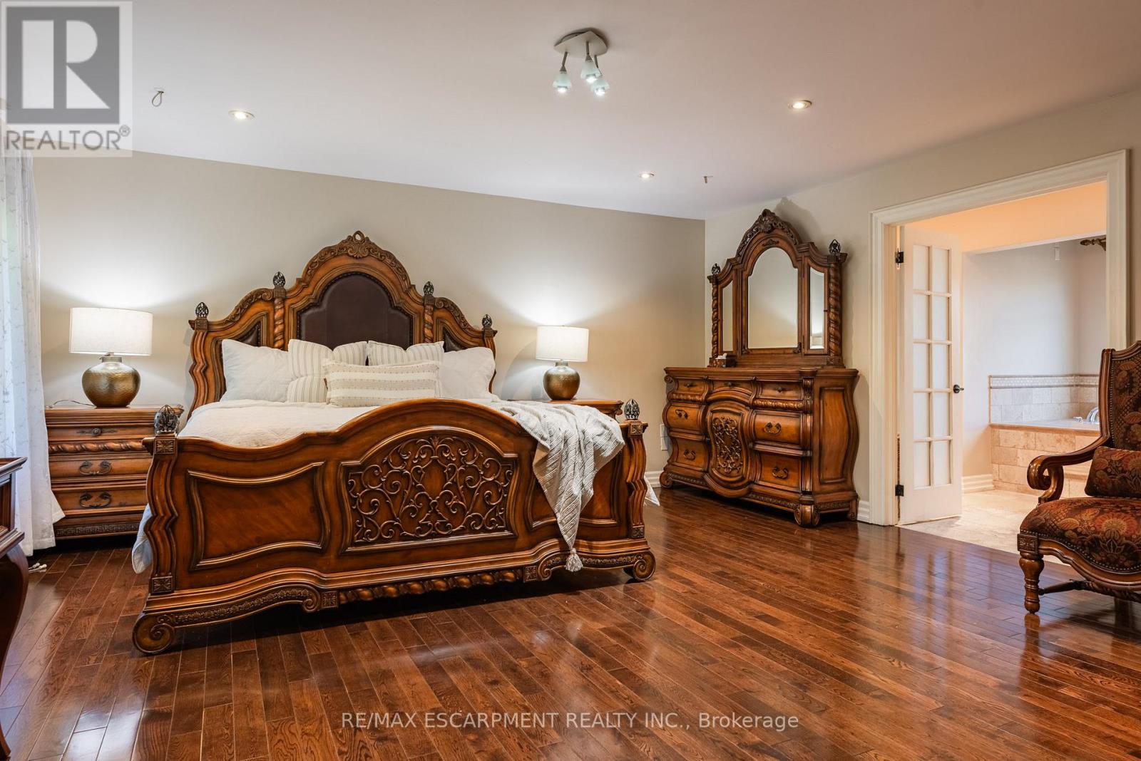 1034 Lakeshore Road W, Mississauga, Ontario  L5H 4E8 - Photo 23 - W12287746