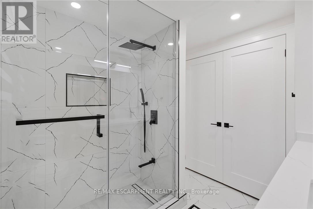 257 Strathcona Drive, Burlington, Ontario  L7L 2C9 - Photo 24 - W12461448