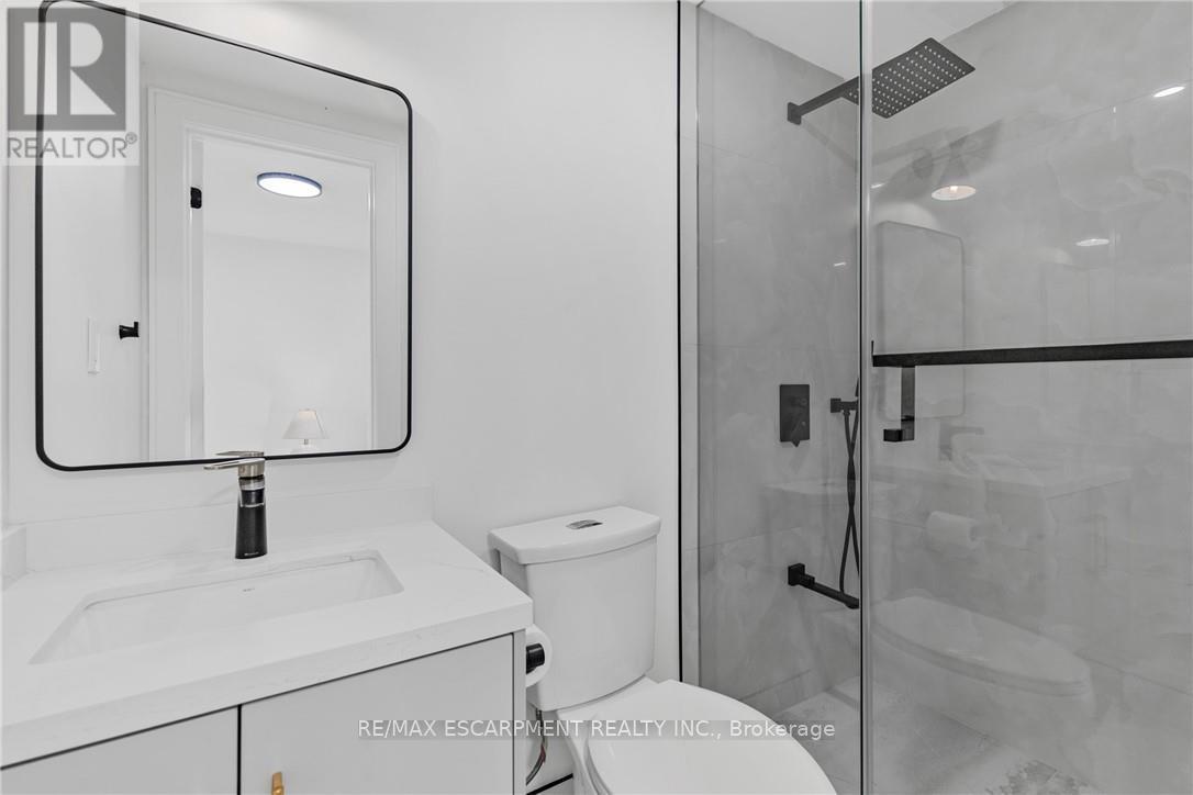 257 Strathcona Drive, Burlington, Ontario  L7L 2C9 - Photo 26 - W12461448