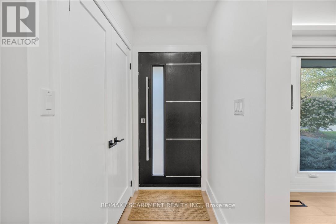 257 Strathcona Drive, Burlington, Ontario  L7L 2C9 - Photo 4 - W12461448