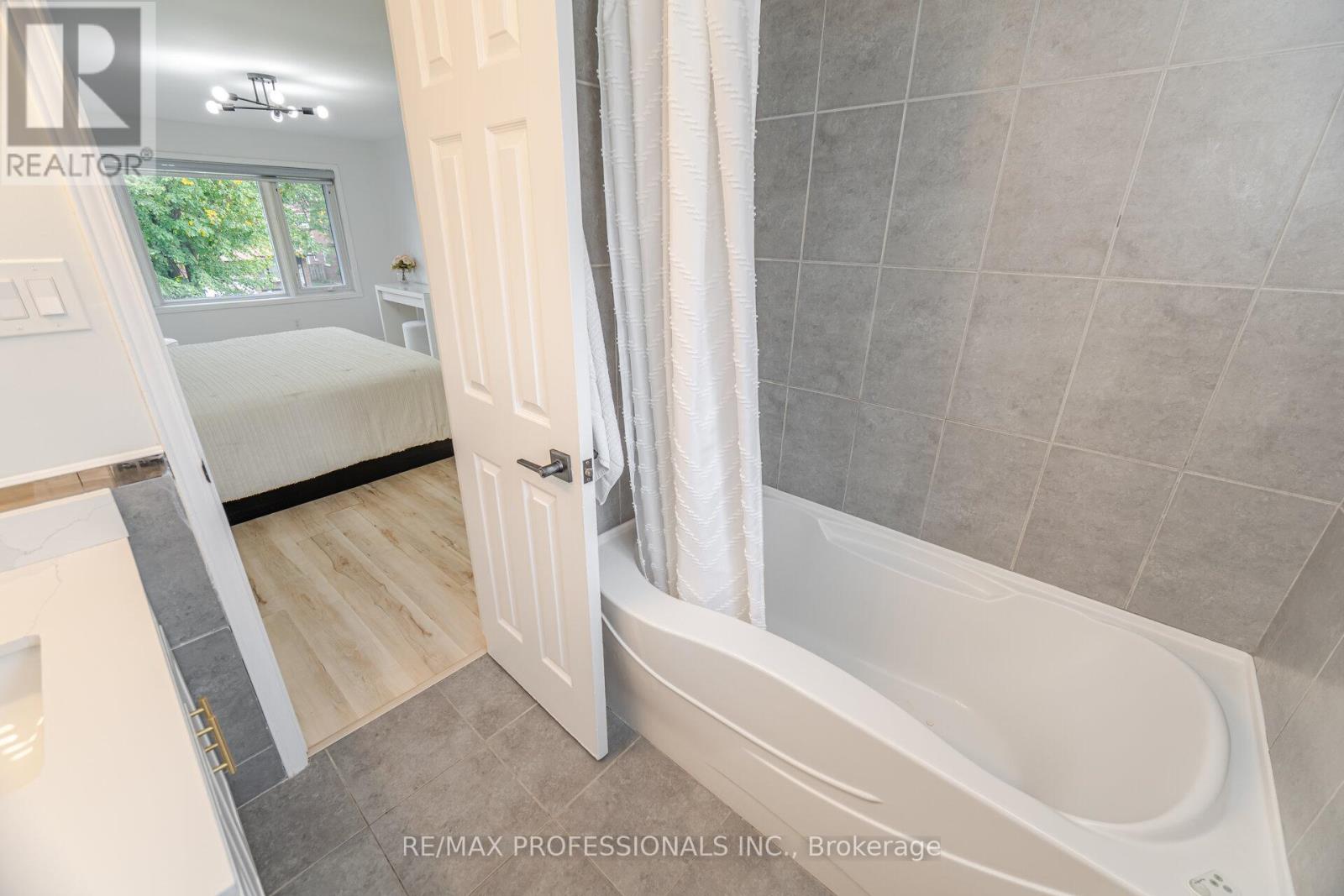 102 Tanager Square, Brampton, Ontario  L6Z 1X2 - Photo 27 - W12461466