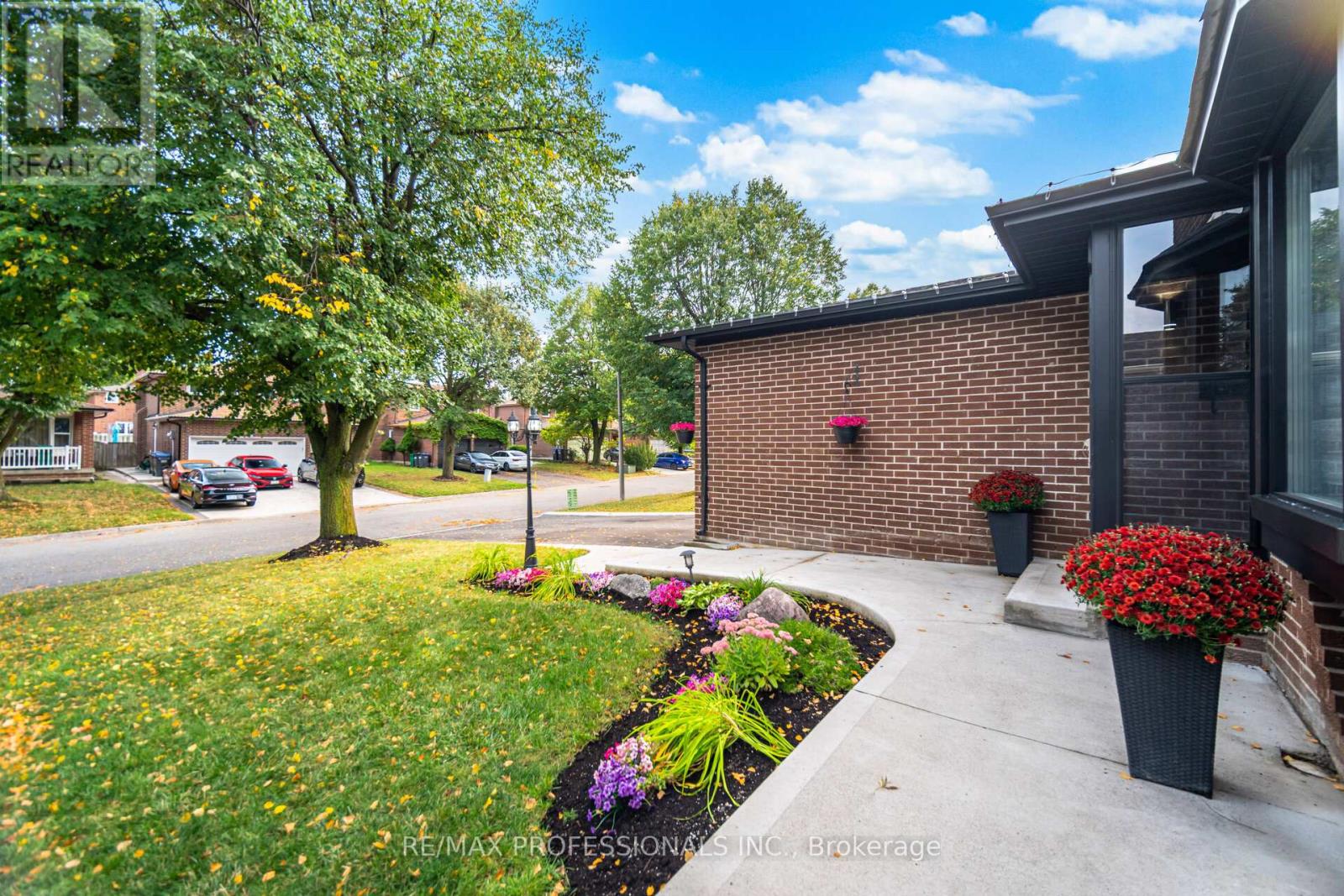 102 Tanager Square, Brampton, Ontario  L6Z 1X2 - Photo 5 - W12461466