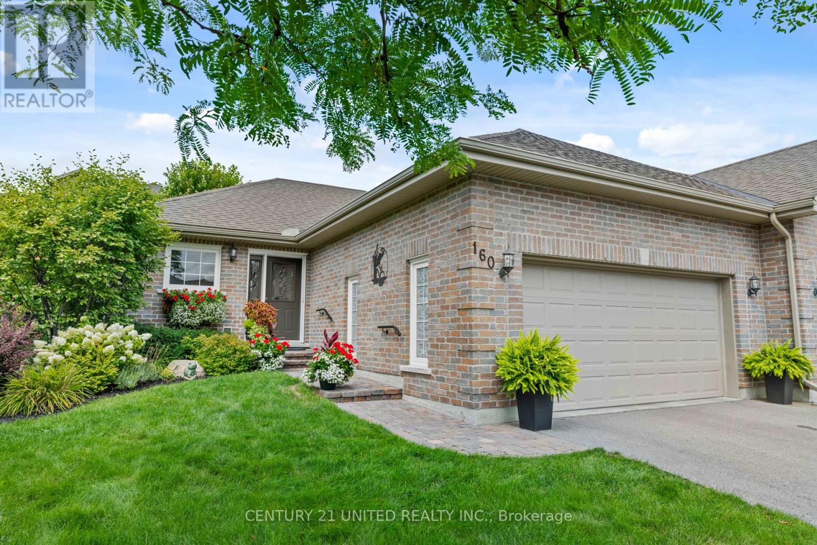 160 - 301 Carnegie Avenue, Peterborough (Northcrest Ward 5), Ontario  K9L 0E9 - Photo 1 - X12366899
