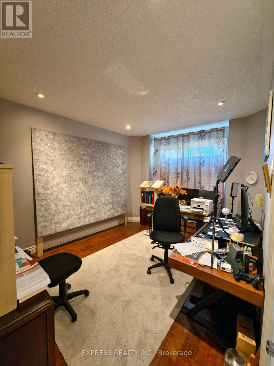 225 Terrace Wood Crescent, Kitchener, Ontario  N2P 2T3 - Photo 8 - X12461404