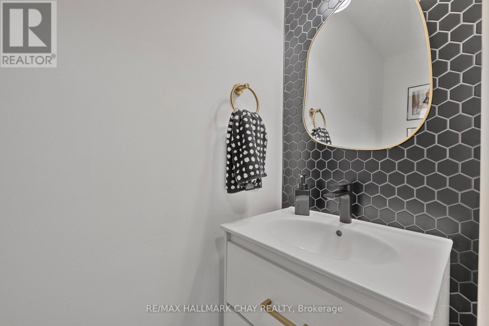 23 Smith Street, Bradford West Gwillimbury, Ontario  L3Z 3E1 - Photo 10 - X12461468
