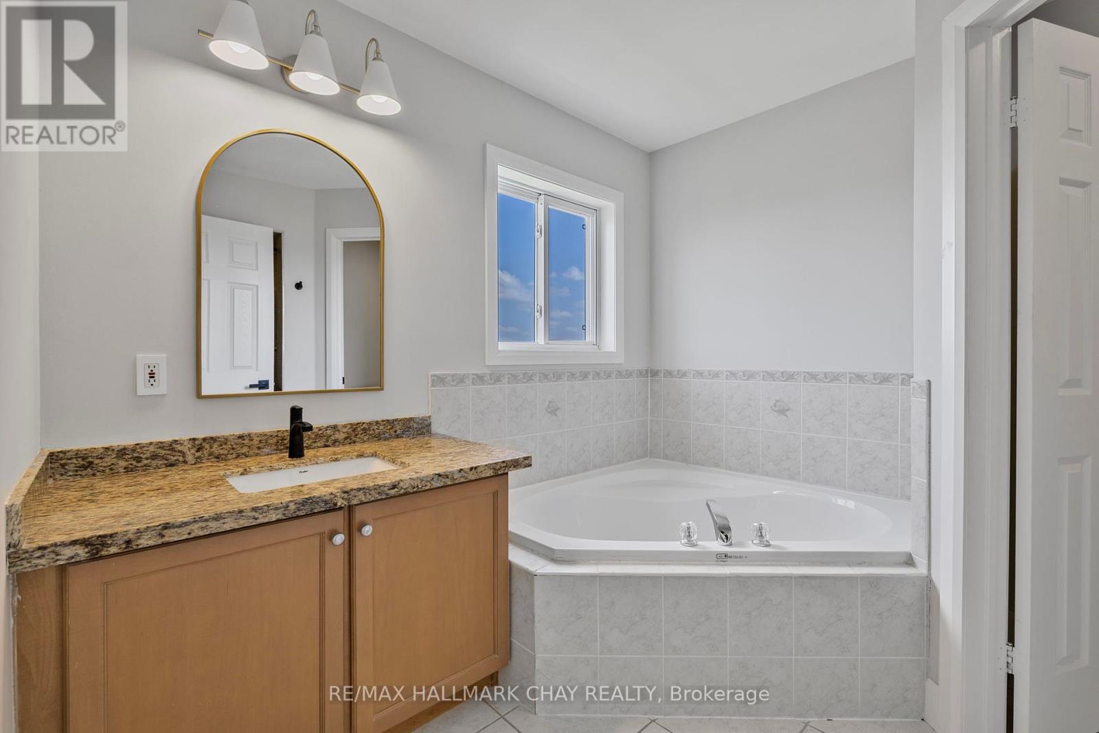 23 Smith Street, Bradford West Gwillimbury, Ontario  L3Z 3E1 - Photo 13 - X12461468