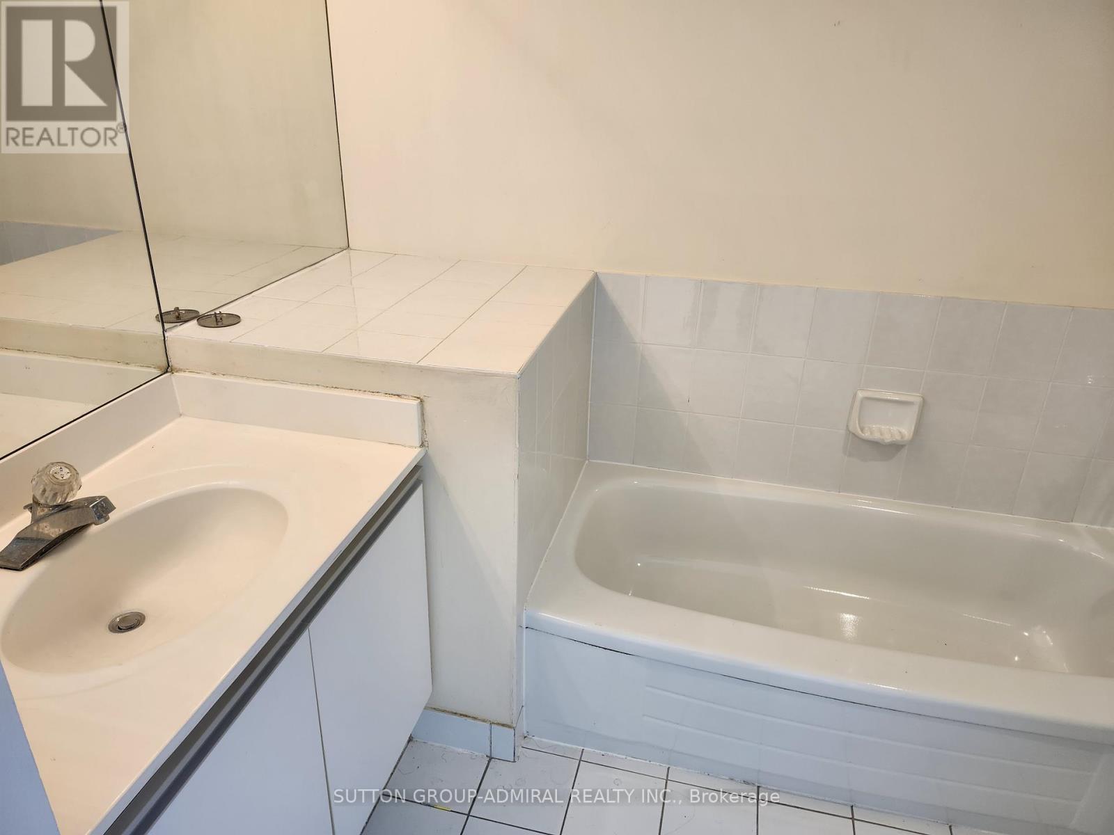 910 - 120 Promenade Circle, Vaughan, Ontario  L4J 7W9 - Photo 17 - N12461550
