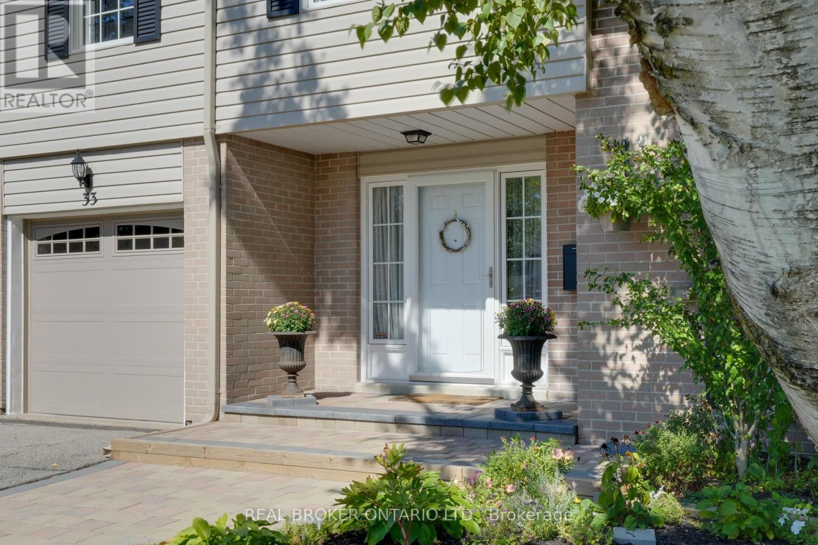 33 Porter Crescent, Barrie, Ontario  L4M 5H8 - Photo 2 - S12461533