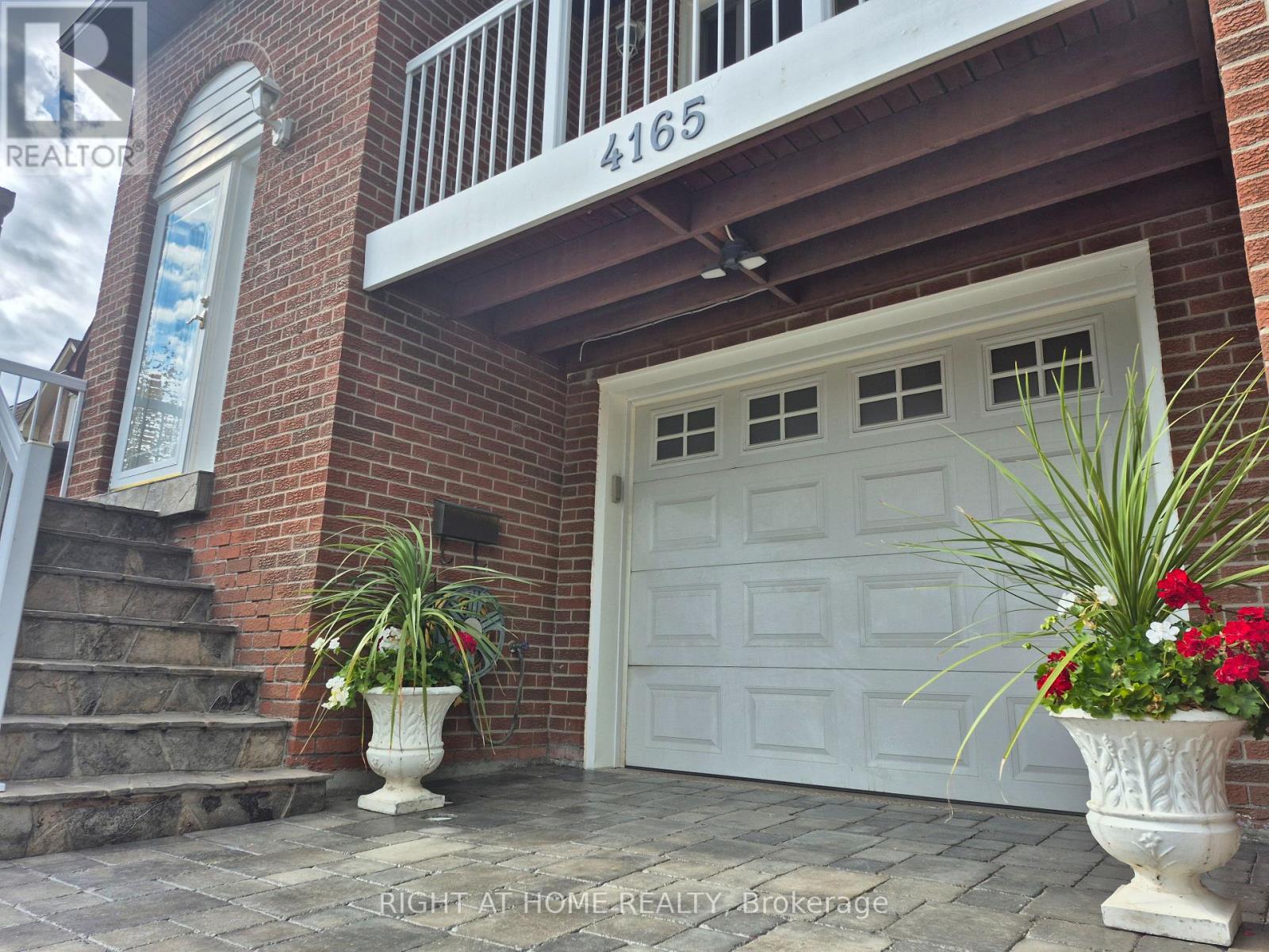 4165 Quaker Hill Drive, Mississauga, Ontario  L5C 3M2 - Photo 4 - W12329090