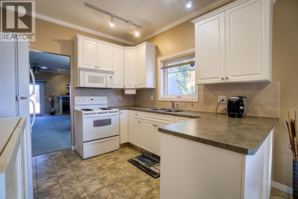 22 Skyline Mews, Claresholm, Alberta  T0L 0T0 - Photo 12 - A2264329