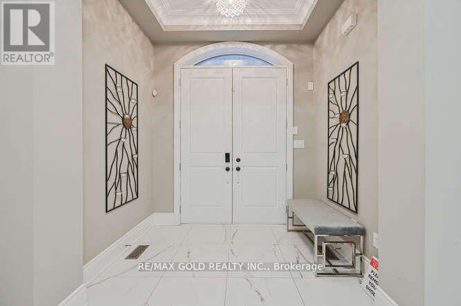 26 Adonis Close, Brampton (Toronto Gore Rural Estate), Ontario  L6P 4K4 - Photo 4 - W12461495