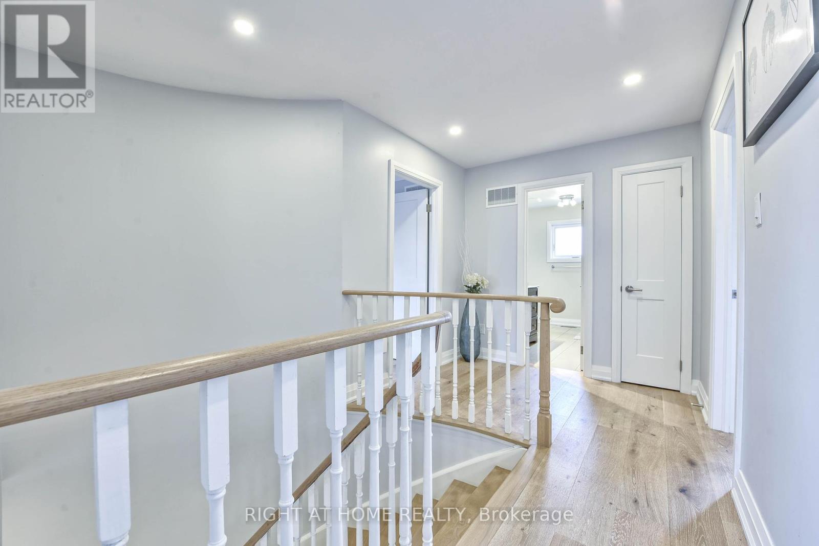 1517 Queensbury Crescent, Oakville, Ontario  L6H 4G6 - Photo 21 - W12461544