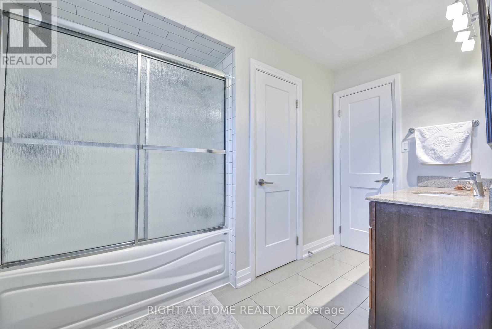 1517 Queensbury Crescent, Oakville, Ontario  L6H 4G6 - Photo 33 - W12461544