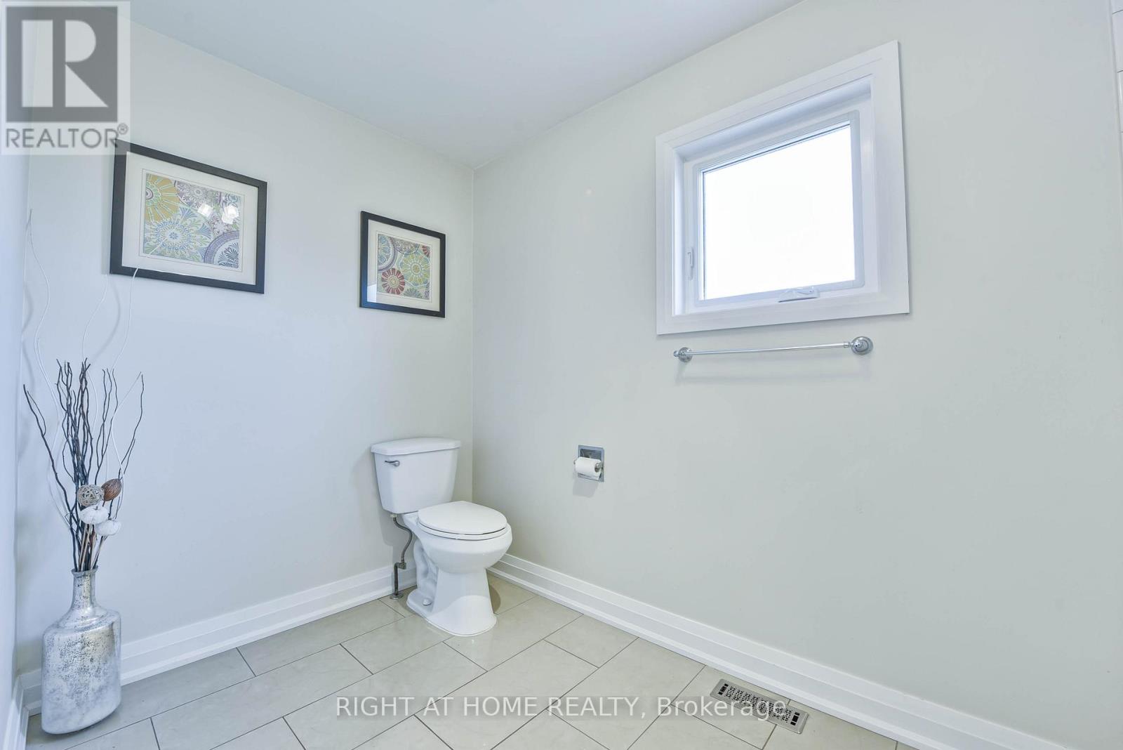 1517 Queensbury Crescent, Oakville, Ontario  L6H 4G6 - Photo 35 - W12461544