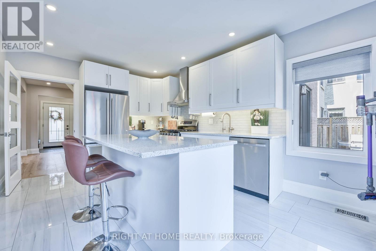 1517 Queensbury Crescent, Oakville, Ontario  L6H 4G6 - Photo 7 - W12461544