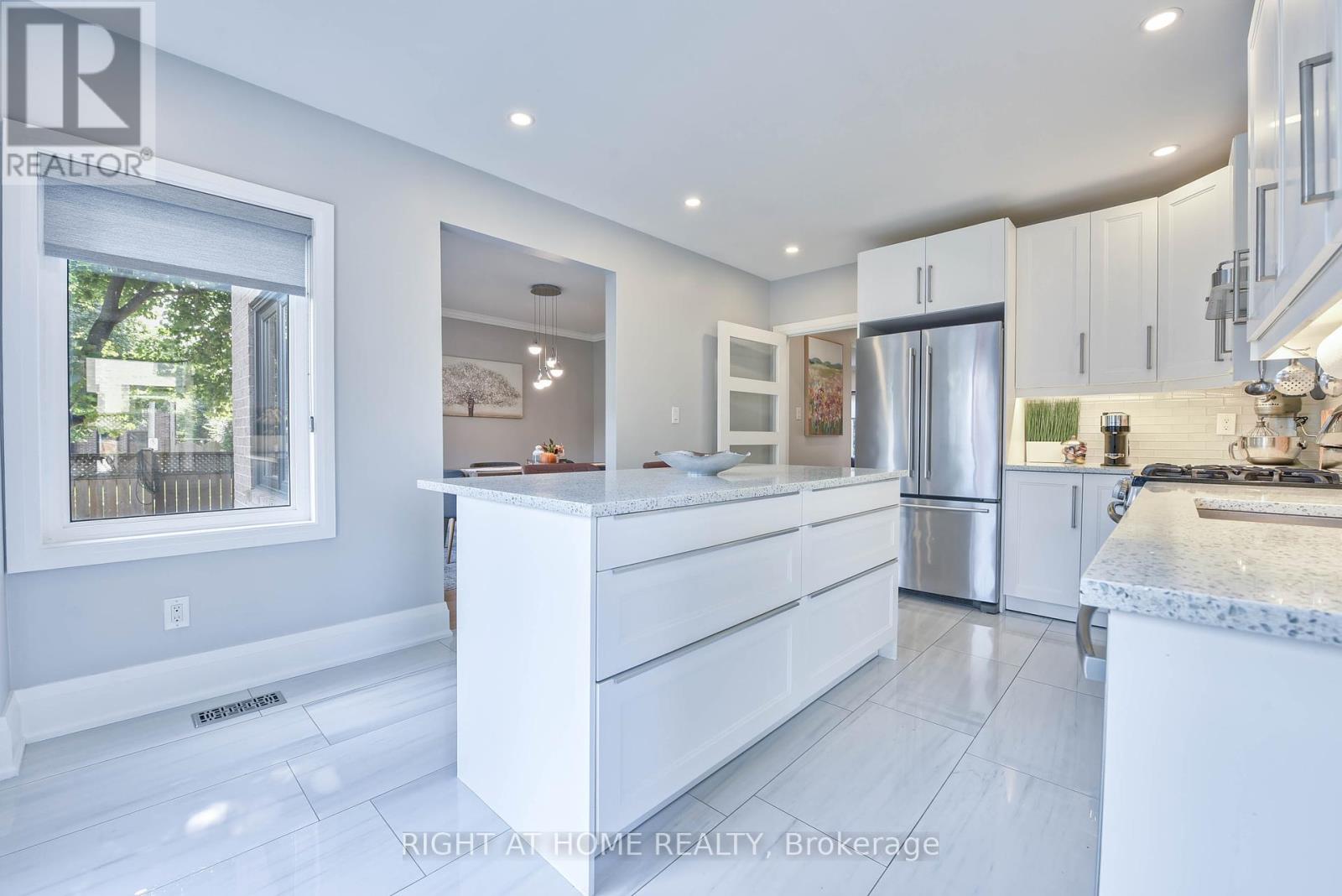 1517 Queensbury Crescent, Oakville, Ontario  L6H 4G6 - Photo 8 - W12461544